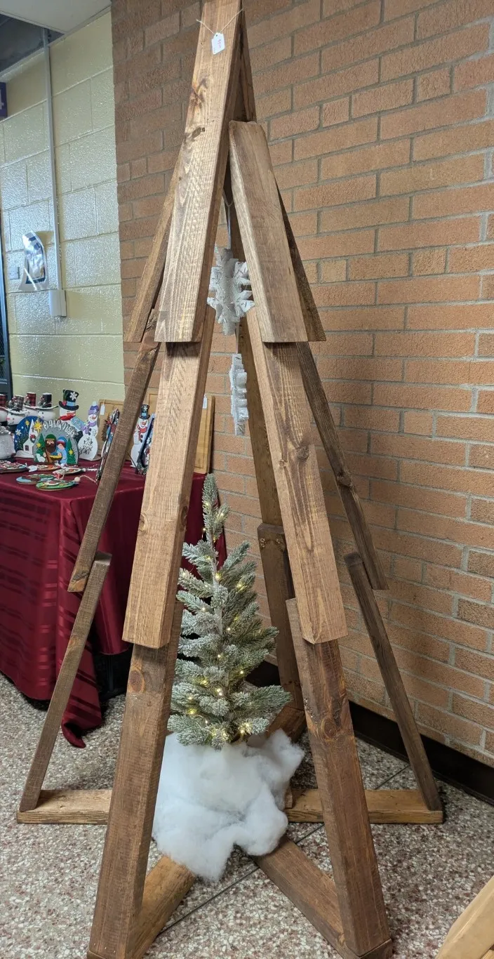 An alternative design for the 6ft wooden tree. It adds hanging snowflakes, but removes the lights.